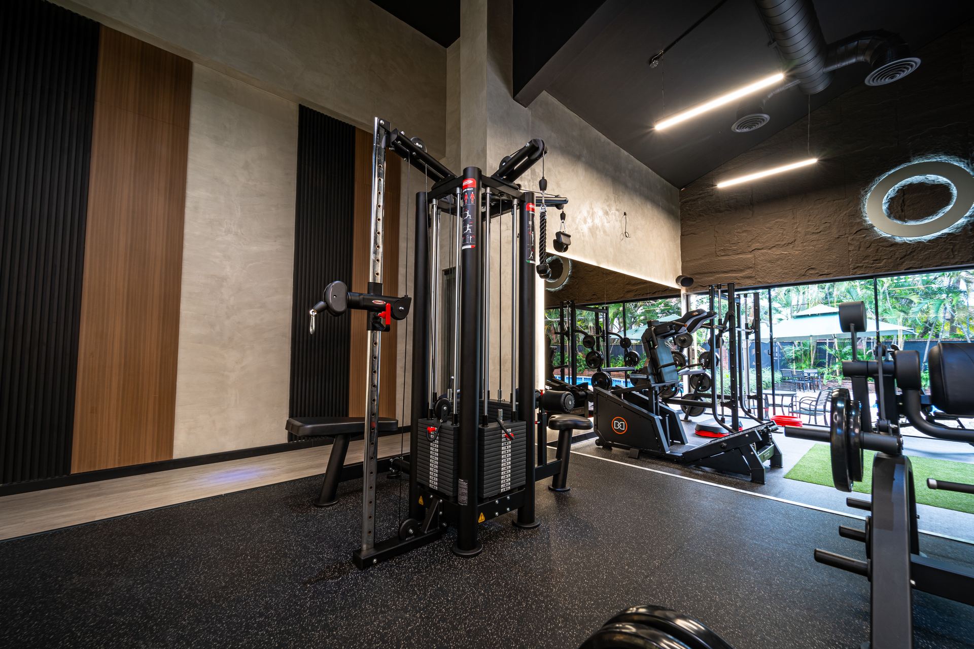 Área de entrenamiento personalizado y funcional en FIT SOCIETY