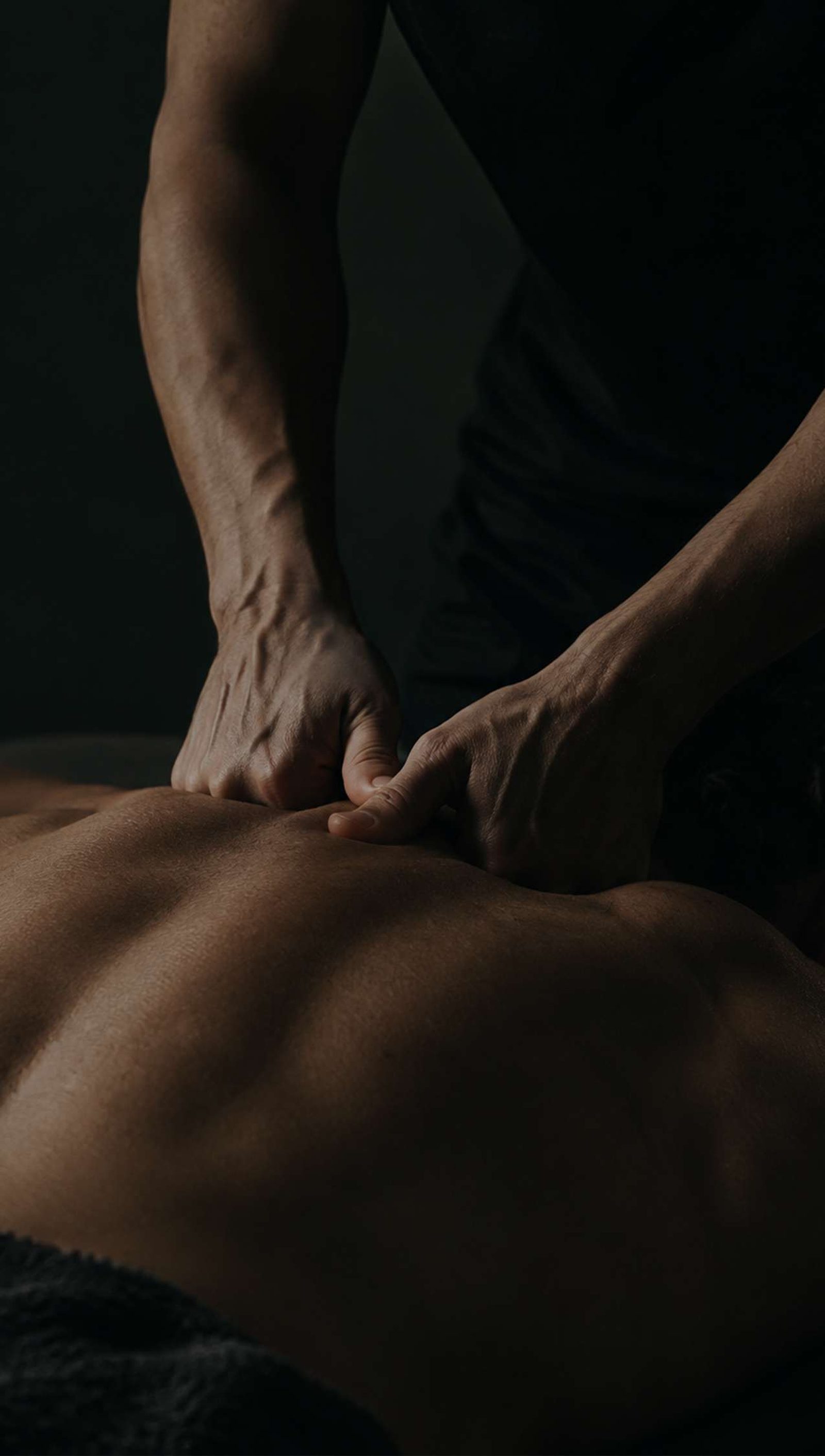 Sesión de recuperación y terapia manual en FIT SOCIETY, en alianza con Optimove